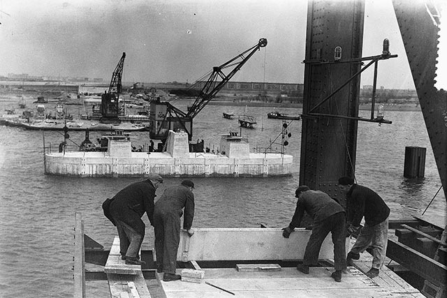 Bouw nieuwe brug over de Oude Maas, 1954