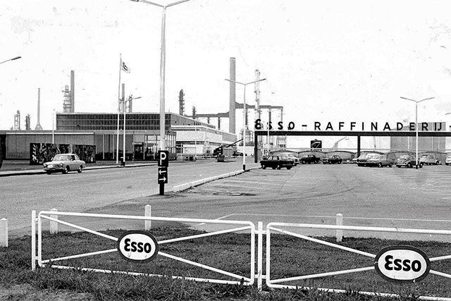 Esso-fabrieksterrein op voormalige Welplaat 1965
