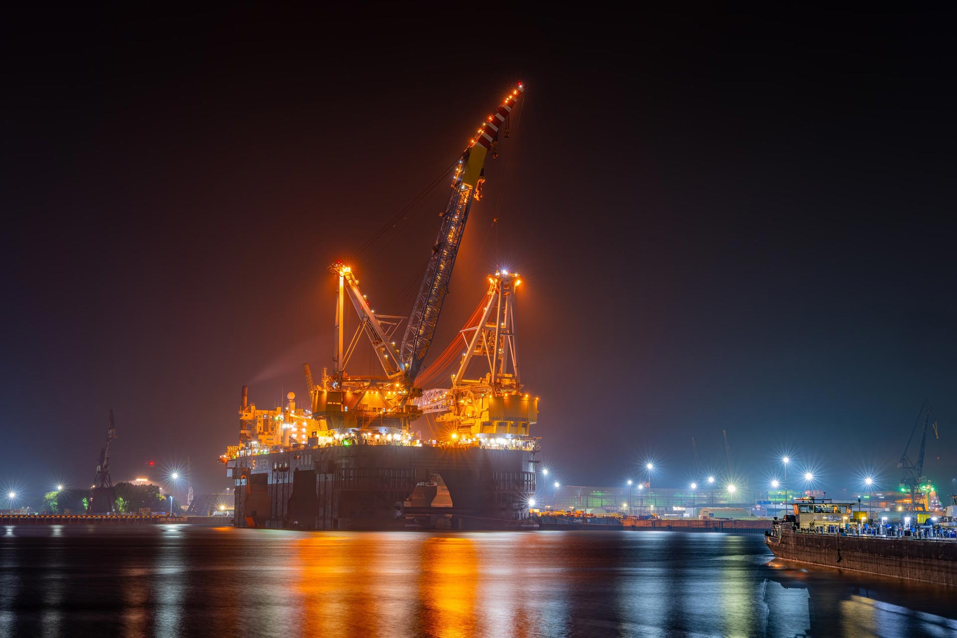 De Saipem 7000 het grote kraanschip dat in de haven ligt.