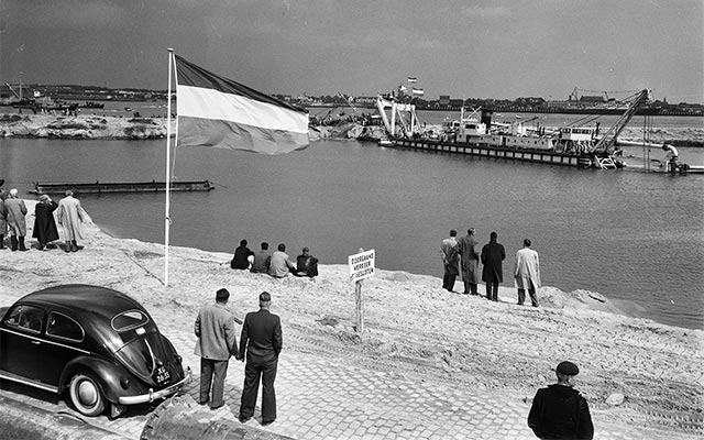 Verbinding Europoort uit zee, overzicht na doorbraak (1960)